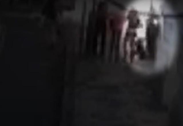 Imagem da noticia Adolescente é assassinada na frente da mãe e irmã durante assalto