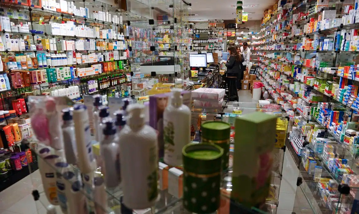 Imagem da noticia Governo prepara nova portaria sobre trabalho aos feriados; farmácias e postos de gasolina poderão funcionar