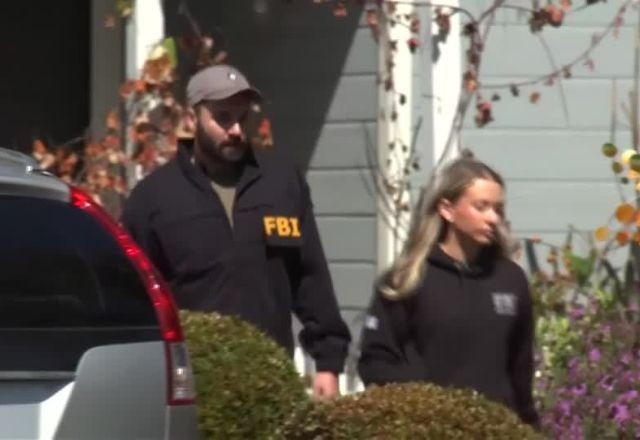 Imagem da noticia FBI faz buscas na casa de suspeito de atirar em jantar com Trump