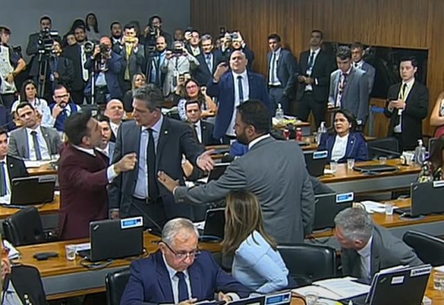 Imagem da noticia Feliciano se exalta, bate na mesa e acirra ânimos na CPMI do 8/1