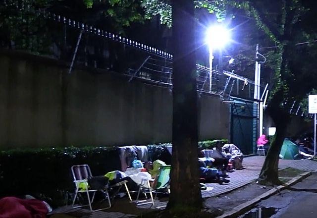 Imagem da noticia Para tirar visto, viajantes passam a noite no consulado da China em SP