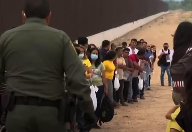 Imagem da noticia Crise imigratória nos EUA: Texas envia imigrantes para Califórnia