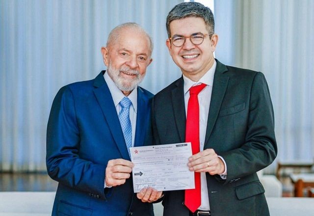 Imagem da noticia Randolfe Rodrigues se filia ao PT após mais de um ano sem partido