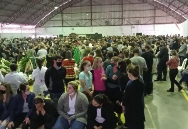Imagem da noticia Saudades/SC faz despedida coletiva das vítimas do ataque à creche