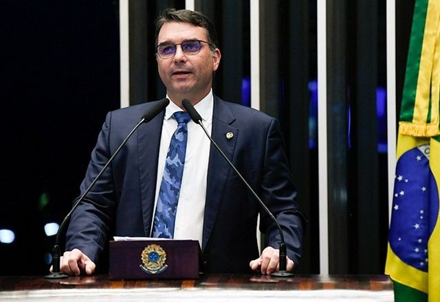 PEC das praias: após polêmica, Flávio Bolsonaro decide mudar texto; confira como ficará