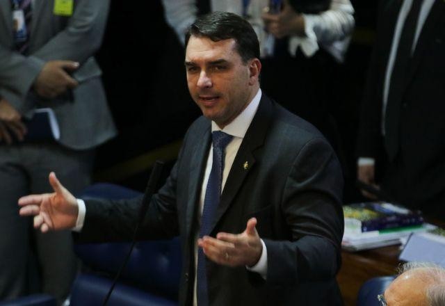 Imagem da noticia "Banalização do Holocausto": Instituto Brasil-Israel repudia fala de Flávio Bolsonaro em CPMI