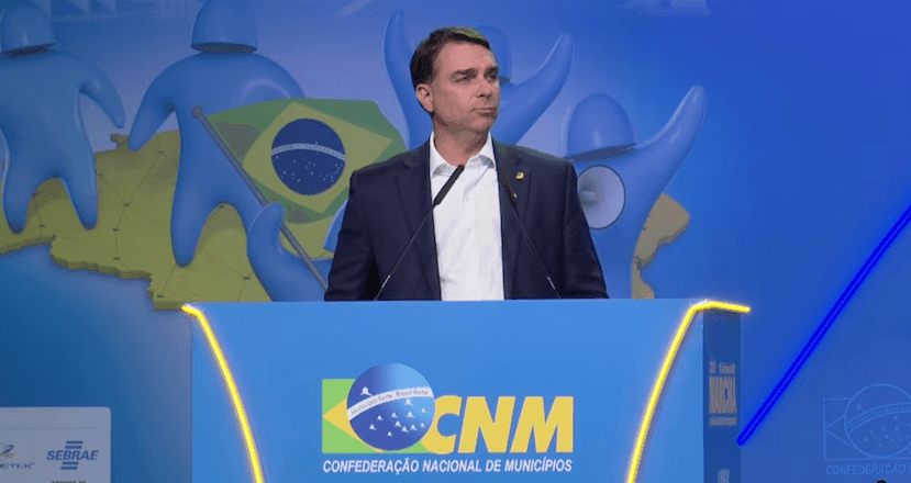 Imagem da noticia Flávio Bolsonaro não comenta sobre relação com Vorcaro em fala a prefeitos