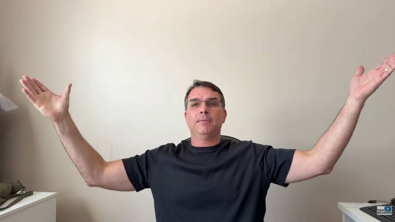 Imagem da noticia Flávio mantém vigília para 'provar que reunião não era pretexto para fuga de Bolsonaro'