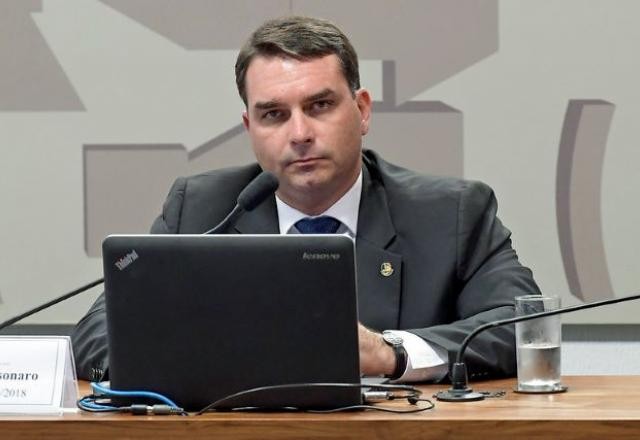 Imagem da noticia Flávio Bolsonaro critica ação da PF contra Abin paralela: "falsa narrativa para atacar sobrenome"