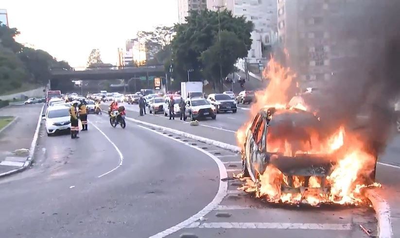 Imagem da noticia SP: Carro pega fogo na Radial Leste e interdita alça de acesso para Av. 23 de Maio