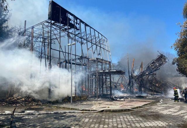Imagem da noticia Incêndio atinge galpão onde foi montado cenário de novela da Globo