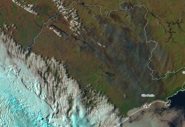 Imagem da noticia Imagem de satélite mostra encontro de fumaça das queimadas com frente fria