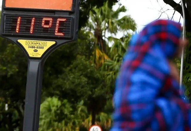 Frente fria leva vento e geada para municípios do RS 