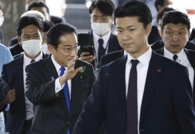 Imagem da noticia Primeiro-ministro do Japão é retirado de evento após explosão