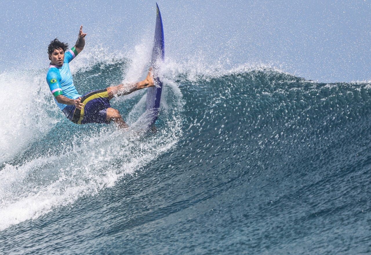 Gabriel Medina bate surfista peruano e é medalha de bronze nas Olimpíadas