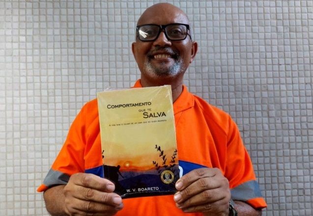 Imagem da noticia Gari carioca publica livro e vai palestrar em Harvard, nos EUA