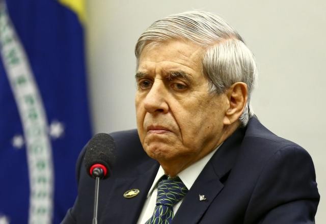 Imagem da noticia Zanin determina que general Heleno terá que comparecer à CPMI, mas poderá ficar em silêncio