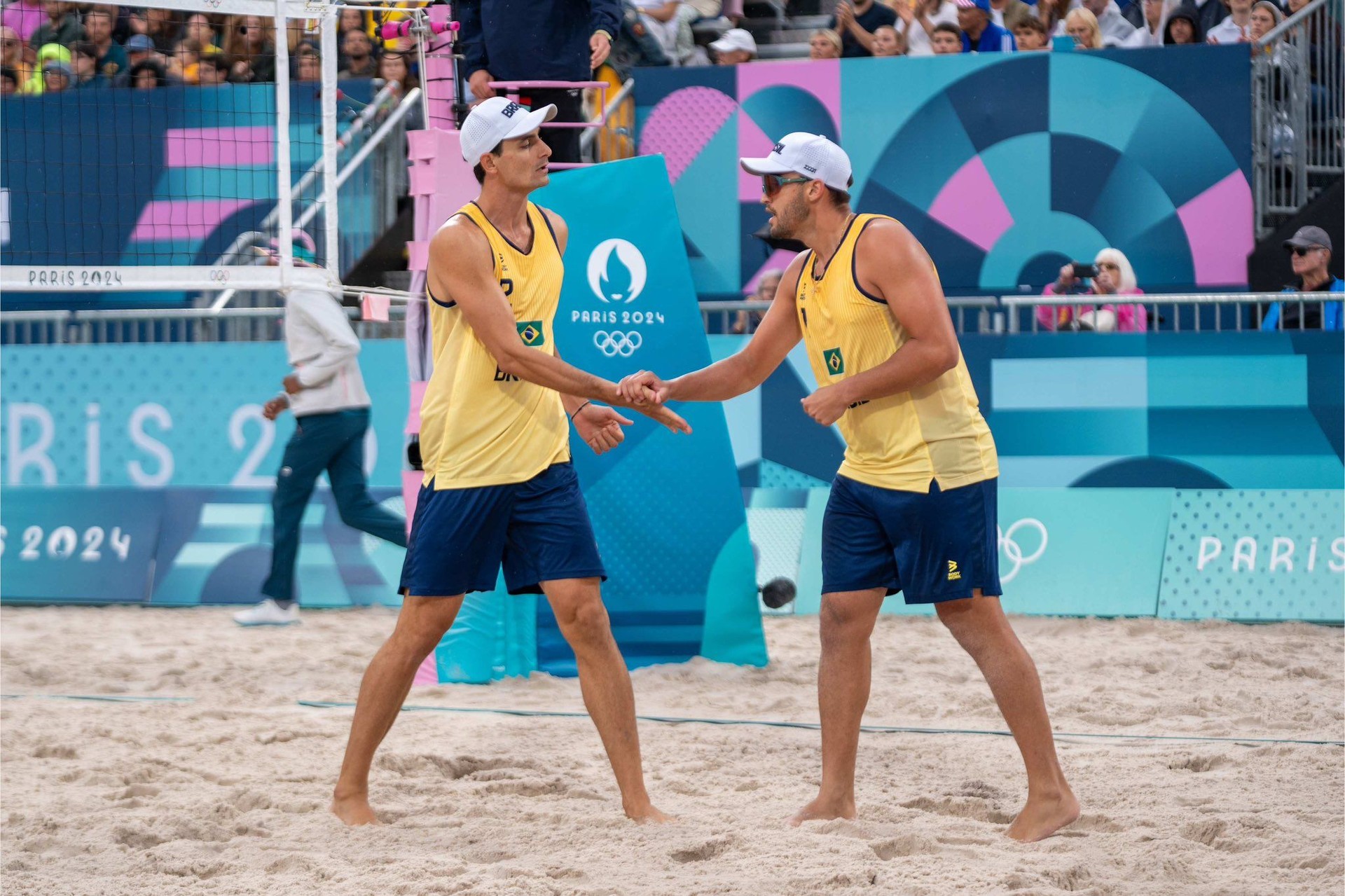 André e George estreiam com vitória no vôlei de praia