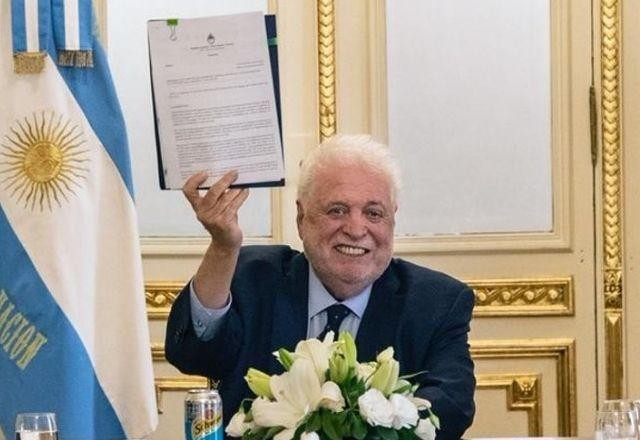 Imagem da noticia Ministro da Saúde da Argentina renuncia ao cargo após 'vacina VIP'