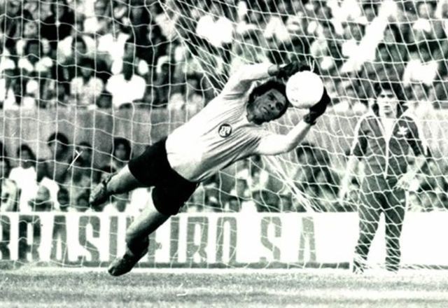 Imagem da noticia Morre Manga, ex-goleiro ídolo do Botafogo e Internacional, aos 87 anos