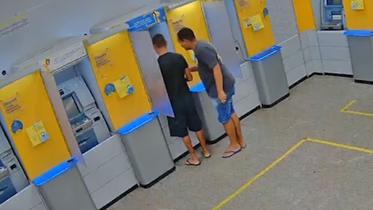 VÍDEO: golpistas dão risada enquanto sacam dinheiro de vítimas da falsa central de banco