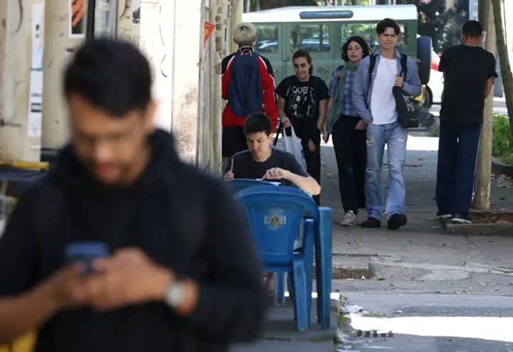 Imagem da noticia Graduados entram em vagas de quem tem ensino médio, diz levantamento 