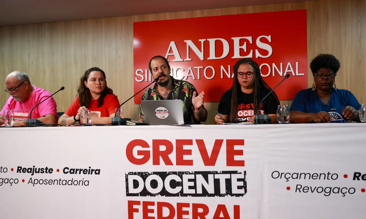 Professores criticam e governo assina proposta de reajuste com apenas um sindicato