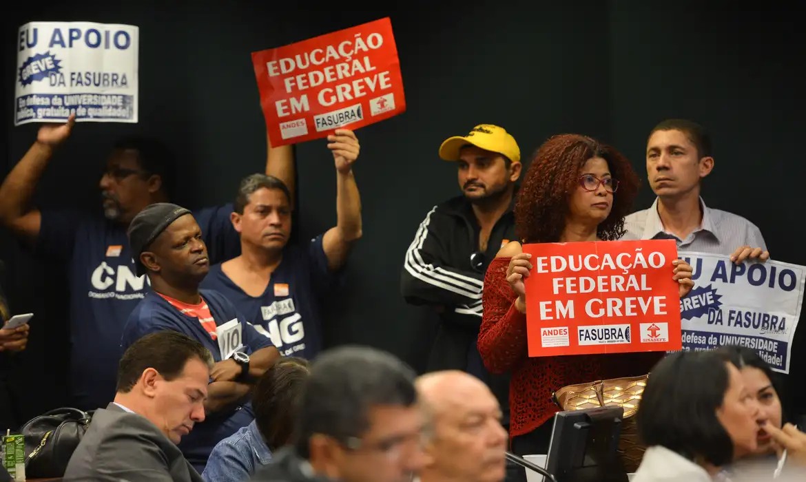 Imagem da noticia Servidores da educação iniciam greve em 18 estados