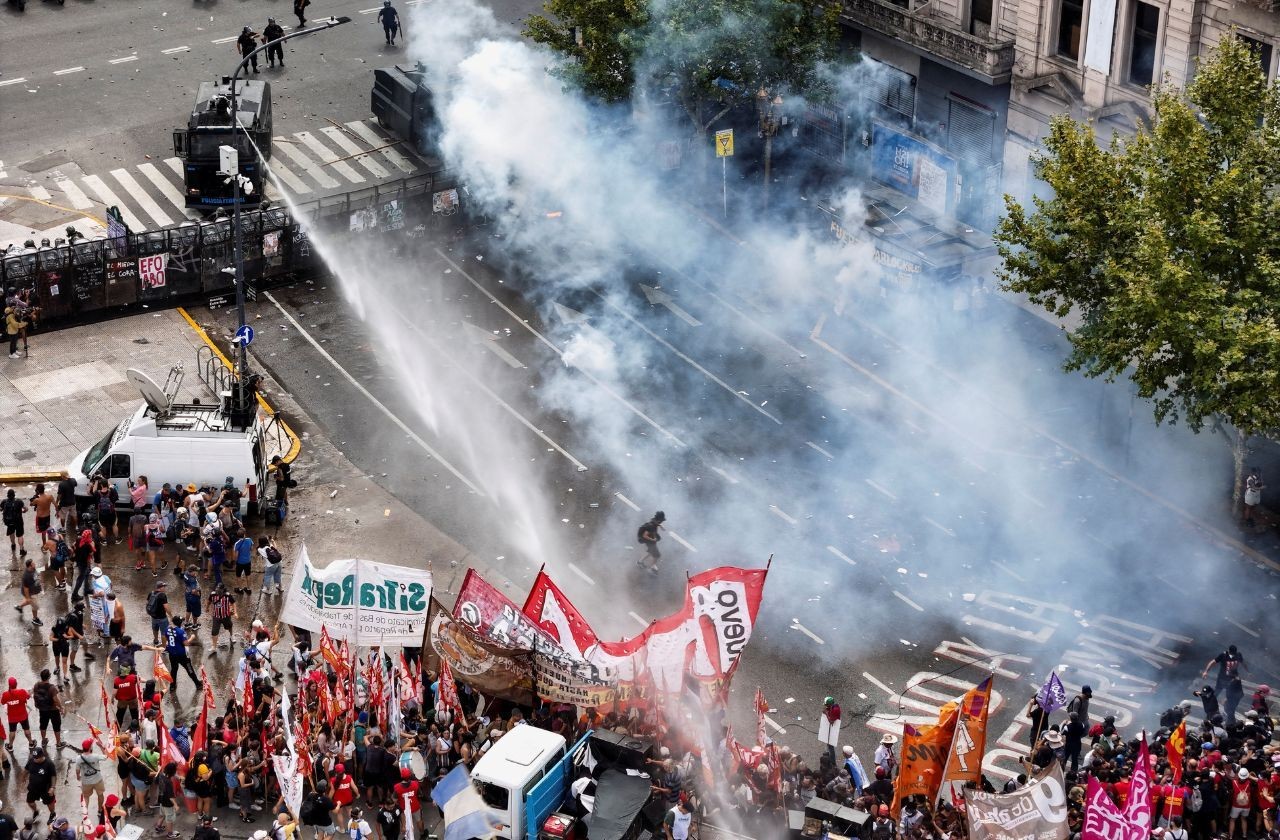 Imagem da noticia Argentina terá greve geral contra reforma trabalhista nesta quinta (19); Milei alerta jornalistas 