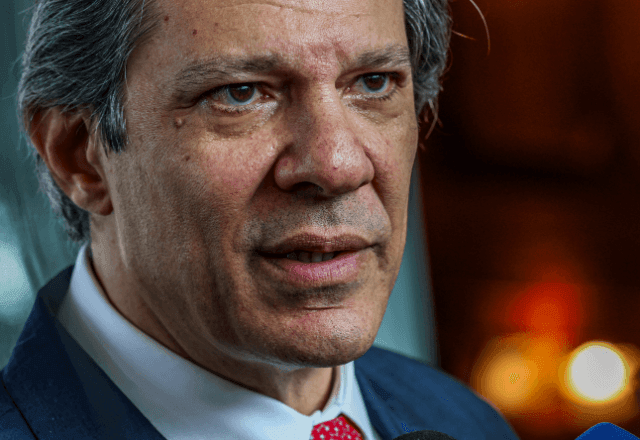 Haddad leva proposta de taxação dos super-ricos ao papa Francisco