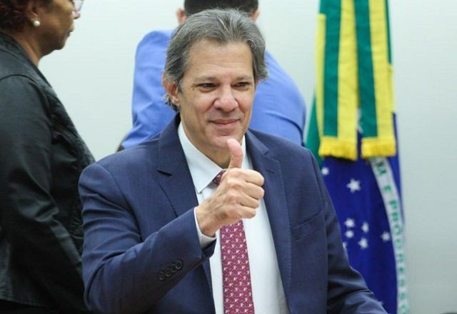 Imagem da noticia Deputado pergunta se Haddad quer tocar Beatles e ministro diz que bolsonarismo tem problema com arte