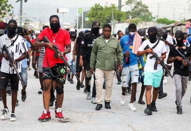 Imagem da noticia Violência piora no Haiti e EUA ordenam retirada de funcionários americanos