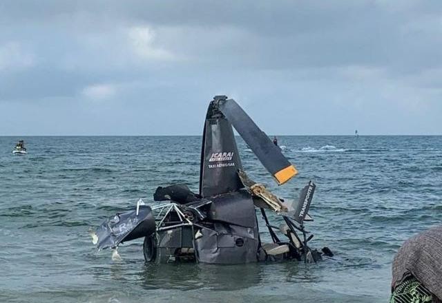 Imagem da noticia Vídeo: helicóptero cai no mar em praia de Florianópolis