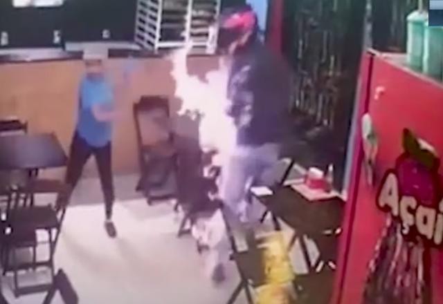 Imagem da noticia Jovem ateia fogo e esfaqueia colega de trabalho em lanchonete