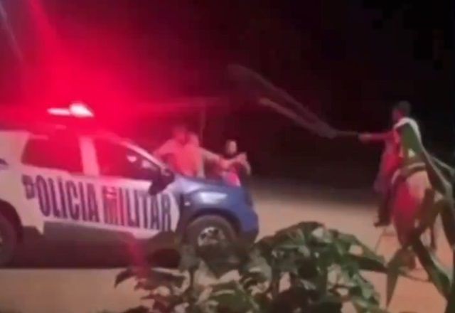 VÍDEO: Homem montado em cavalo laça policial militar em Goiás