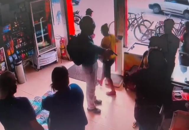 Imagem da noticia Vídeo: homem escapa da morte após duas armas de pistoleiro falharem