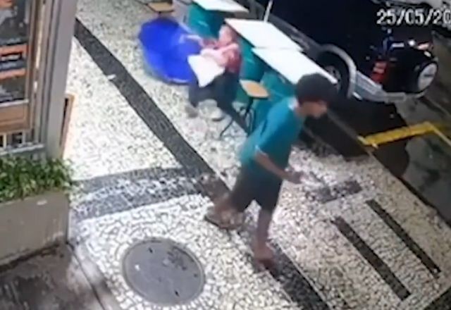 Imagem da noticia Ambulante derruba idosa por vítima se negar a comprar produto