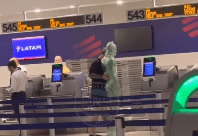 Imagem da noticia VÍDEO: Homem enrolado com plástico filme é flagrado tentando pegar voo em aeroporto dos EUA