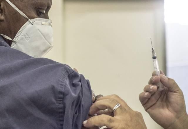 Qual é a eficácia das vacinas contra as variantes?