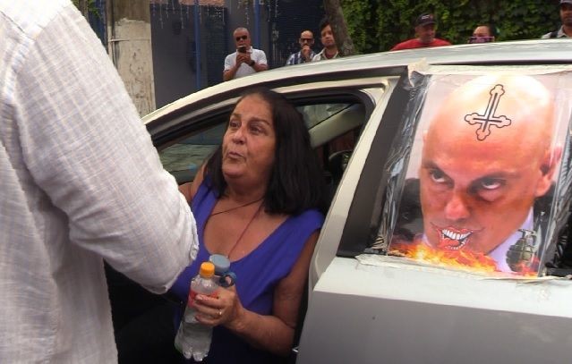 Imagem da noticia Idosa é presa após ofensa racista contra policial em frente à casa de Lula em SP