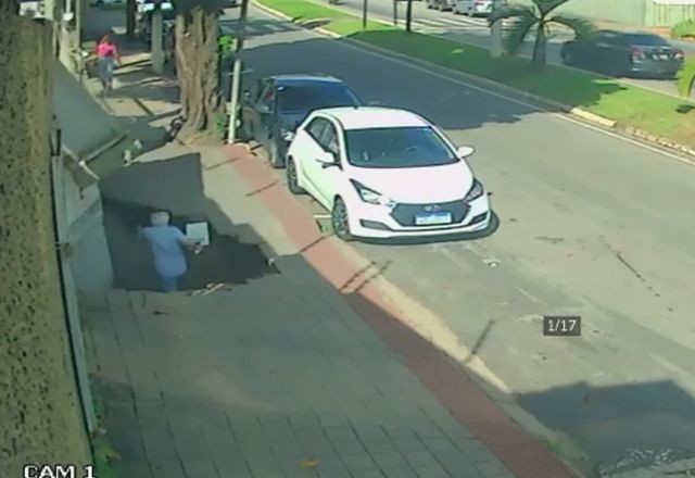 Imagem da noticia VÍDEO: Idoso é engolido por cratera em calçada do ES