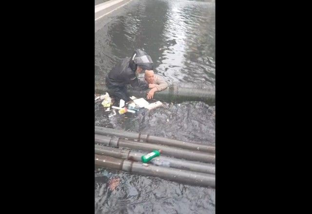 Imagem da noticia VÍDEO: Idoso é resgatado por populares após cair no Canal 3 de Santos durante tempestade