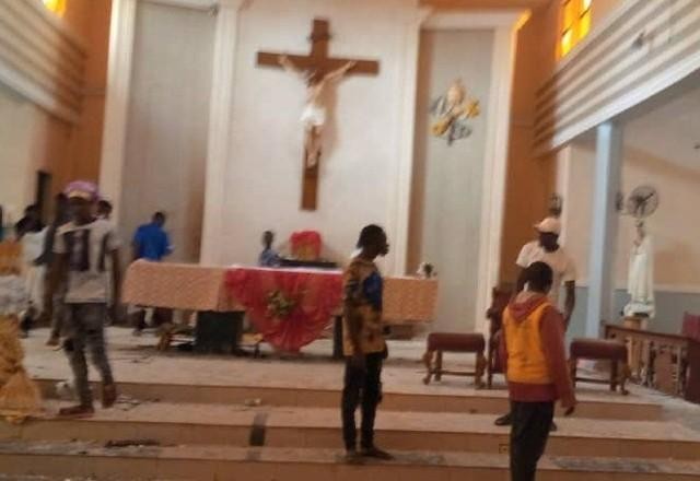 Imagem da noticia Tiroteio em igreja católica deixa ao menos 50 mortos na Nigéria