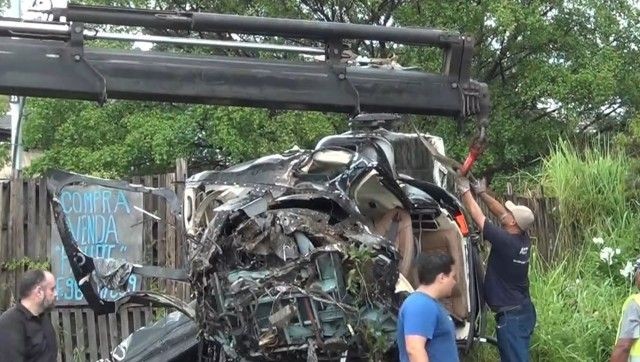 Câmeras de segurança flagram o momento da queda de um helicóptero em Barueri (SP)