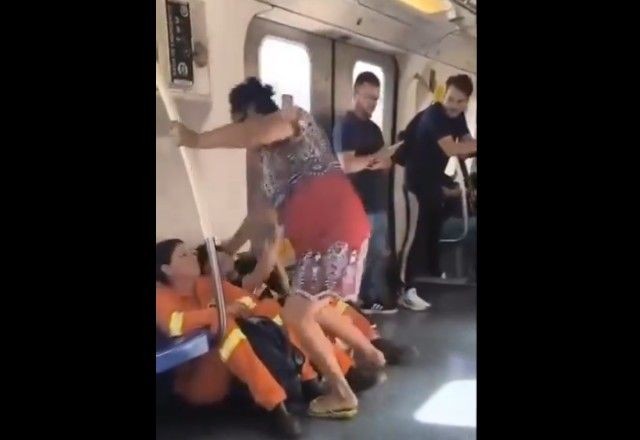 Imagem da noticia Vídeo: mulher agride gari no metrô de Brasília