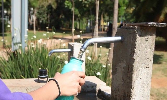 Onda de calor e tempo seco: saiba quanto beber de água para não se desidratar