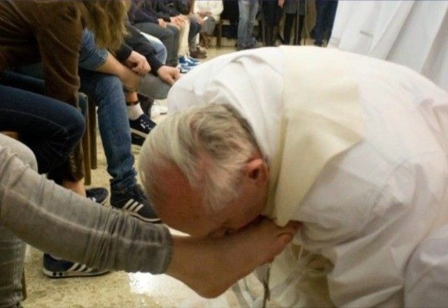 Imagem da noticia Papa Francisco relembra gesto de Jesus Cristo e lava os pés de 12 detentas em Roma
