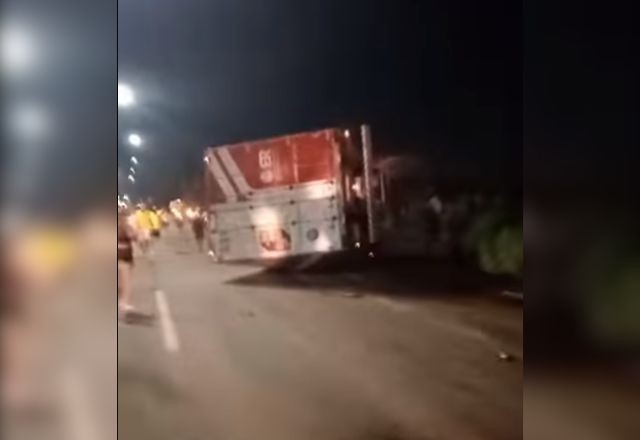 Imagem da noticia Caminhão com 20 toneladas de café tomba e interdita parte da Fernão Dias