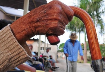 Jogar tênis faz idosos terem equilíbrio de jovens de 20 anos