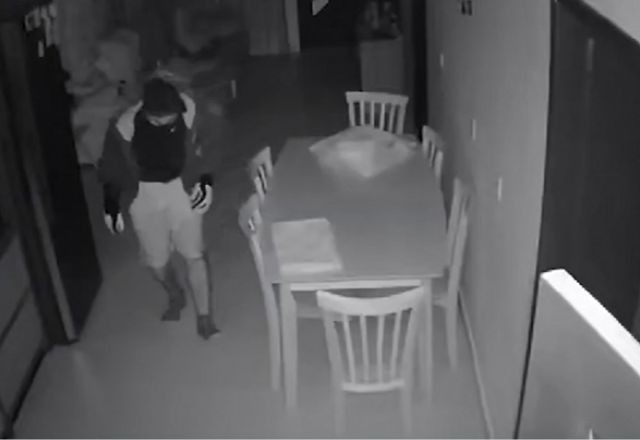 Imagem da noticia Jovem que matou pai e esfaqueou mãe ofereceu R$ 50 mil para amigo ajudá-lo